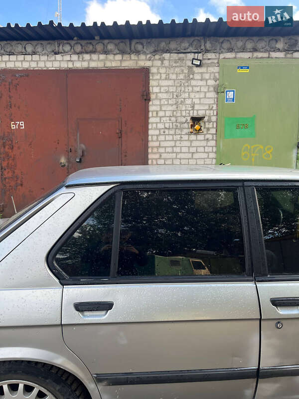 Седан BMW 5 Series 1987 в Киеве