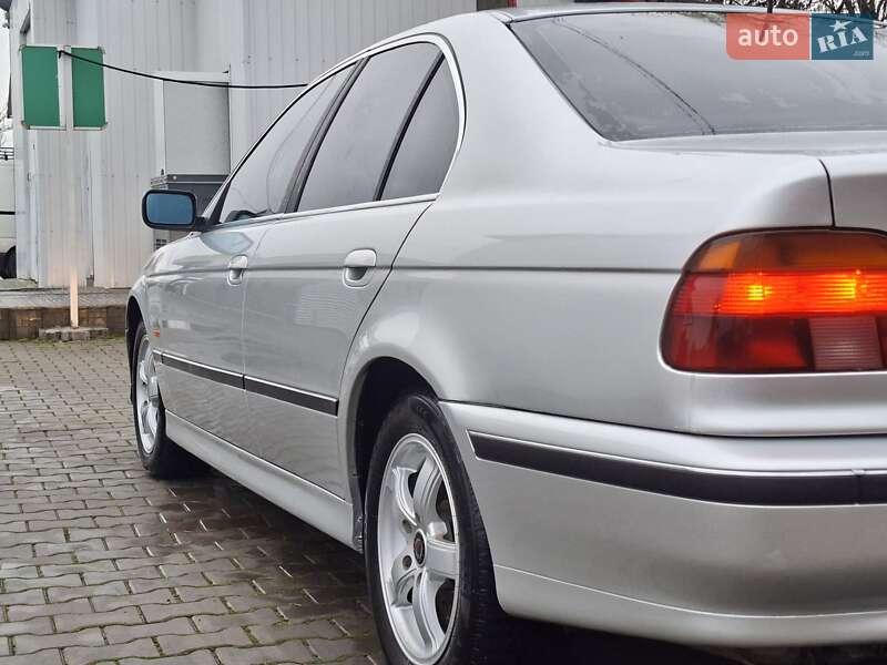 Седан BMW 5 Series 2000 в Черновцах