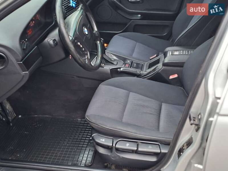 Седан BMW 5 Series 2000 в Черновцах