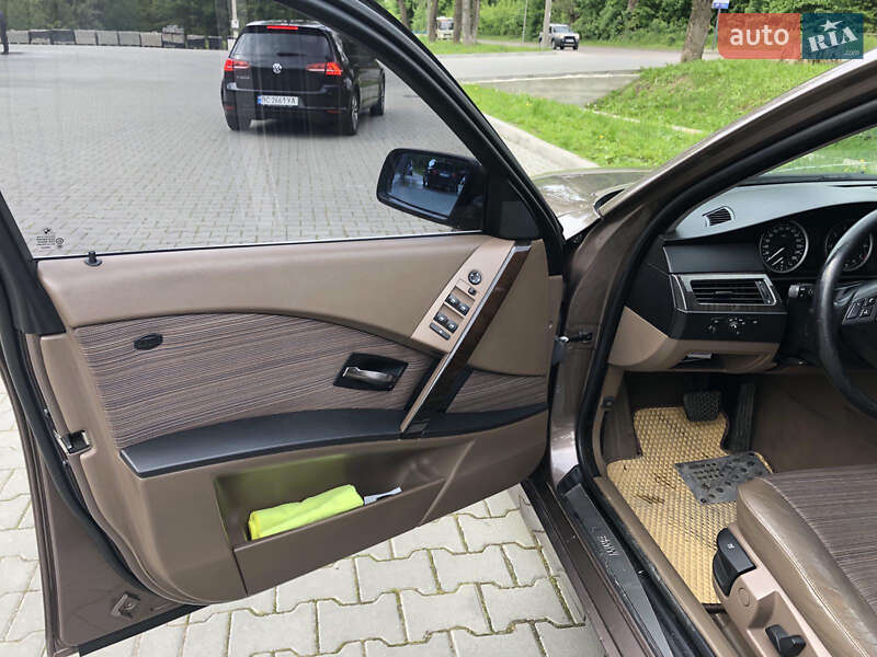 Седан BMW 5 Series 2004 в Львове