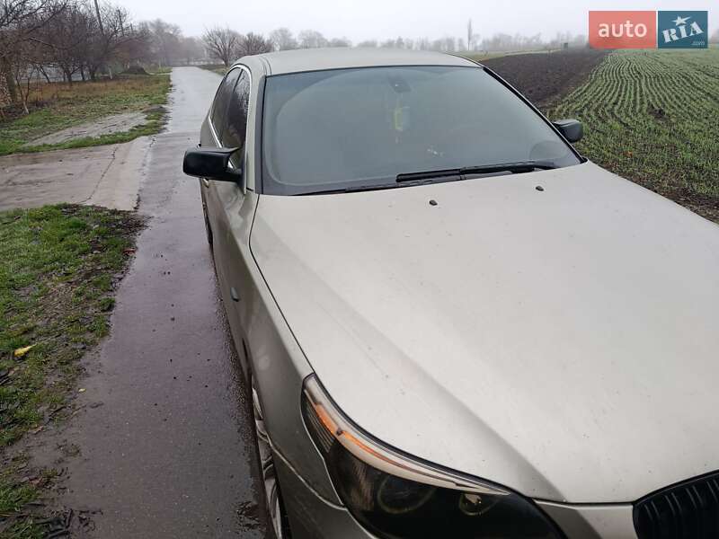 Седан BMW 5 Series 2004 в Смолином