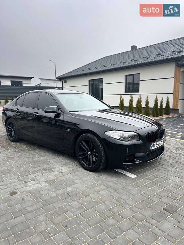 Седан BMW 5 Series 2013 в Вараше