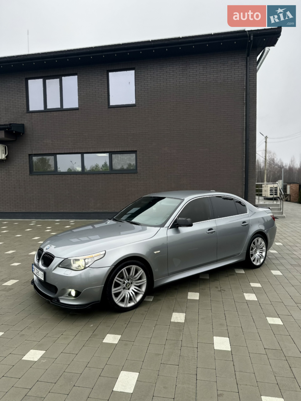 Автомобіль офіційний «АВТ БАВАРІЯ Київ » ,2 власника з салона , кузов без дтп та шпаклі має пару косметичних підкрасів, в оригінальному М-тех обвісі ,пробіг 357тис. , 2 ключі , дотяжки дверей , адаптивні лед фари , активна рейка, М -кермо,широкий монітор, чорна стеля , максимальні комфорт сидіння, шторки заднього ряду,оригінальні різноширокі неварені диски M-spider 172 стиль R19, Stage 1, Hardcut, пряма траса,по днищу автомобіль повністю в оригінальному нерозорваному захисті, всі локери воздуховоди на місці, електроніка вся справна немає жодних помилок, техніка вся обслужена ,на даний час авто непотребує ніяких вкладень, за деталями дзвоніть.