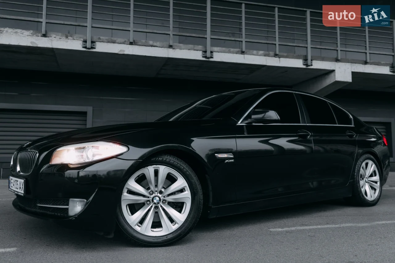 Без торгу!!


Автомобіль привезений зі Штатів з незначними пошкодженнями передньої частини (бампер, решітка радіатора, капот). Хто розуміється – це автомобіль бізнес-класу від топового німецько виробника, що напряму відображається на комфорті і динаміці авто. 100% рідний пробіг – нічого не крутилось. Технічно автомобіль в гарному стані, все обслужено, включно з мостами. Без течій, соплів та іншого по мотору. По салону і ходовій без жодних сторонніх звуків. Гарна комплектація: топовий шкіряний салон (рижа шкіра), підігрів всіх сидінь, електропривід відкриття багажника, люк, широка мультимедія та додаткові монітори на приборній панелі та, гарна музикальна підготовка зі сценою та ще багато приємних опцій від BMW. Салон в гарному стані. Наразі робити нічого нетреба.