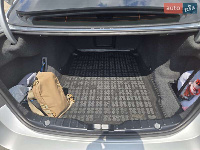 Седан BMW 5 Series 2015 в Мукачевому