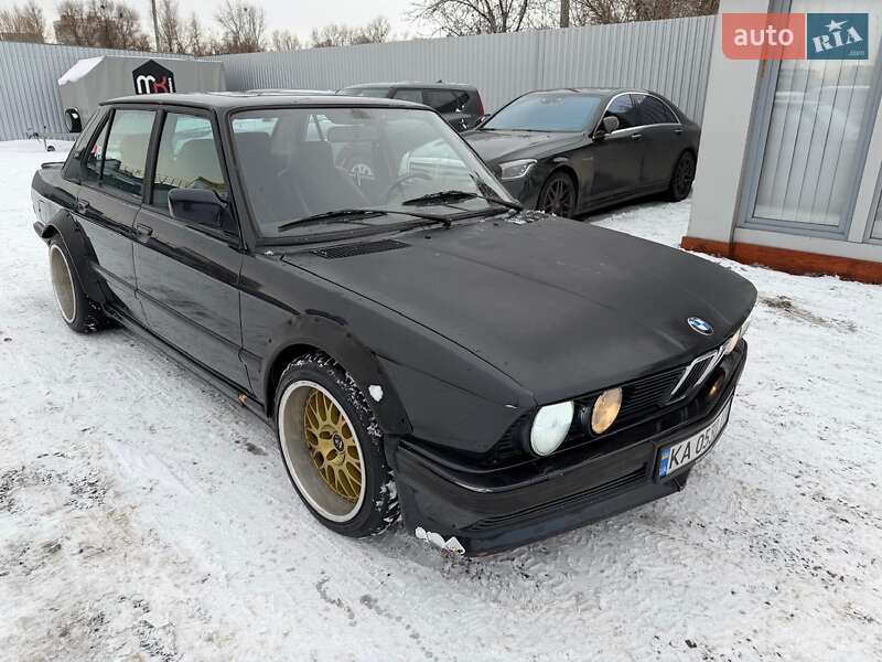 Седан BMW 5 Series 1982 в Киеве