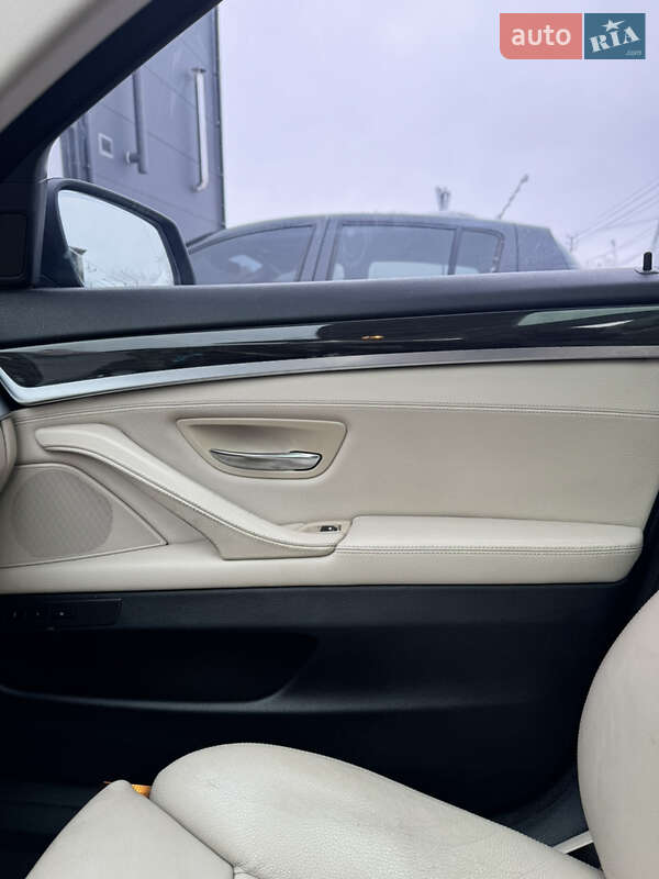 Седан BMW 5 Series 2011 в Хотине