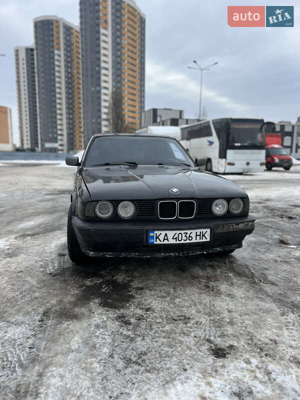 Седан BMW 5 Series 1990 в Киеве