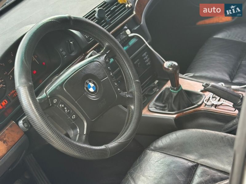 Седан BMW 5 Series 2000 в Звягеле