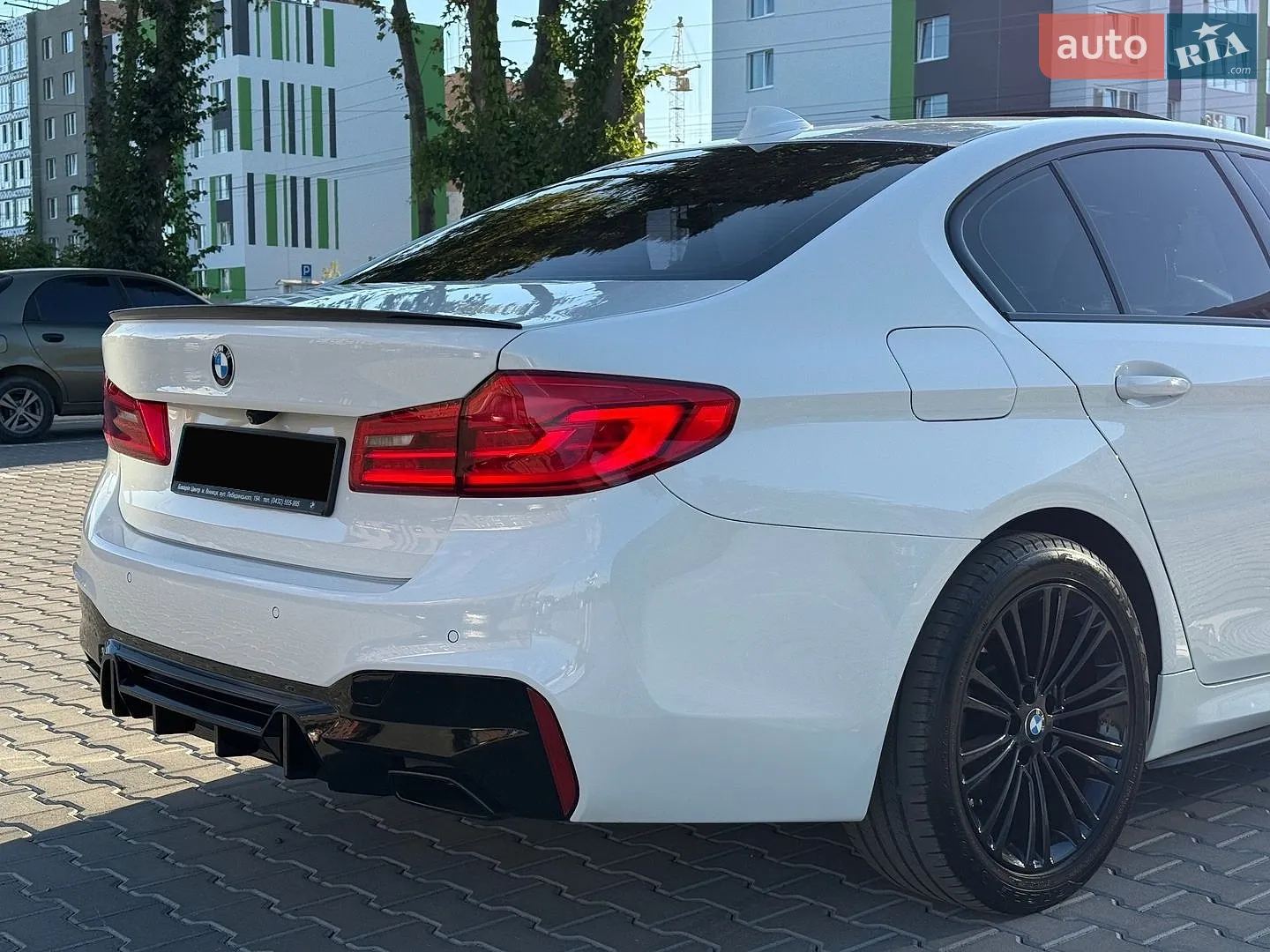 BMW 5 Series 2018 VIN WBAJA5C53KWW16956 фото оголошення 13 з 45
