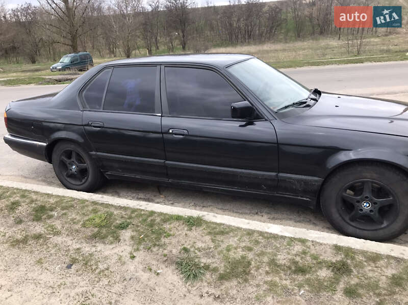 Седан BMW 7 Series 1987 в Каневі