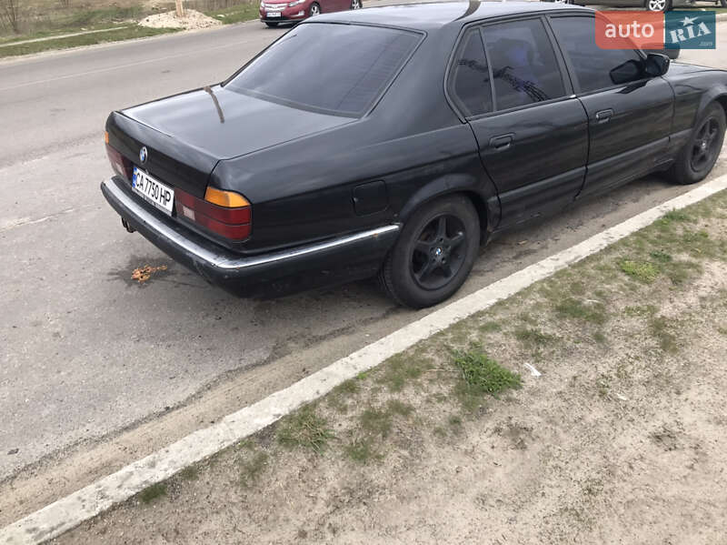 Седан BMW 7 Series 1987 в Каневі