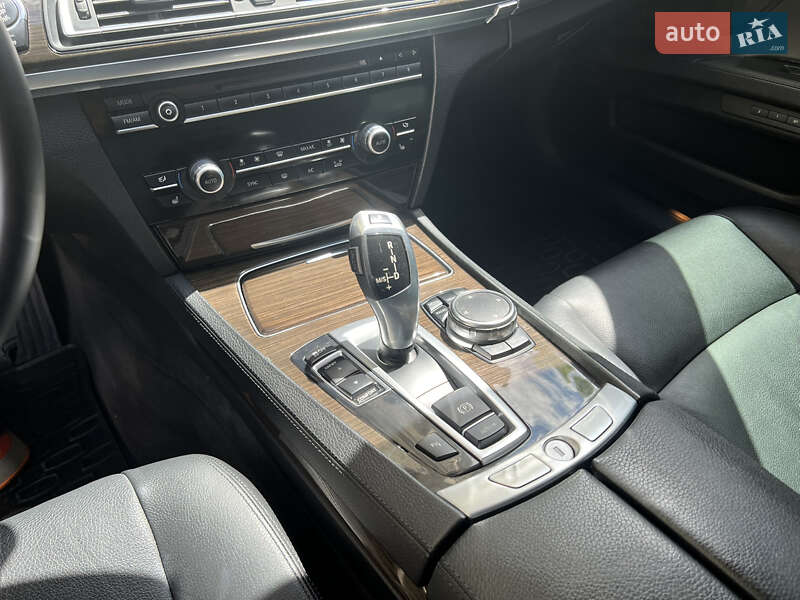 Седан BMW 7 Series 2015 в Чернівцях