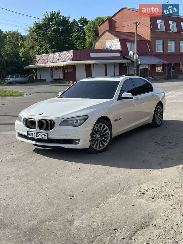 Седан BMW 7 Series 2011 в 