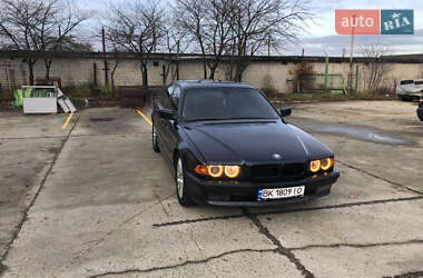 Седан BMW 7 Series 2001 в Вараше