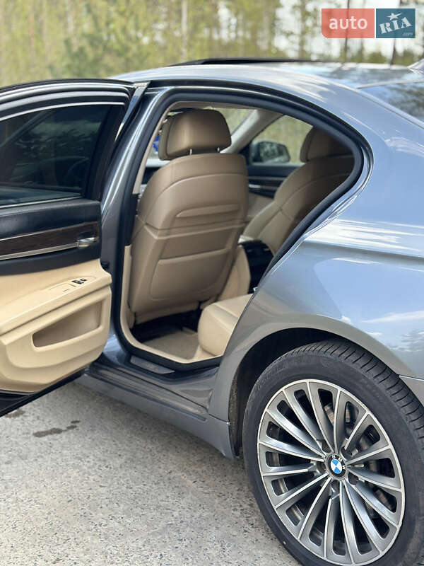 Седан BMW 7 Series 2010 в Вараші