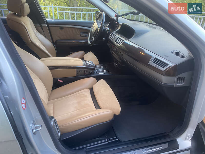 Седан BMW 7 Series 2002 в Корце