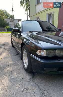 Седан BMW 7 Series 2000 в Хороле