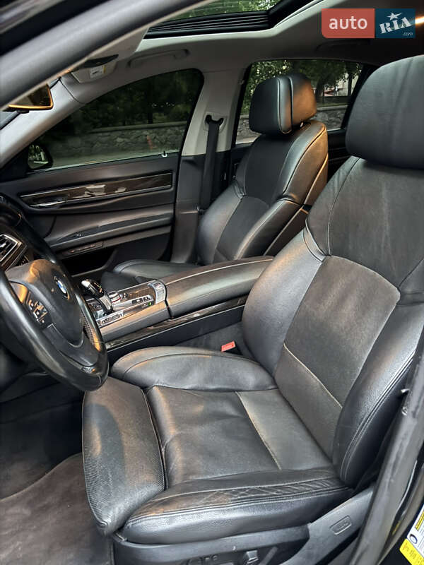 Седан BMW 7 Series 2012 в Шполі