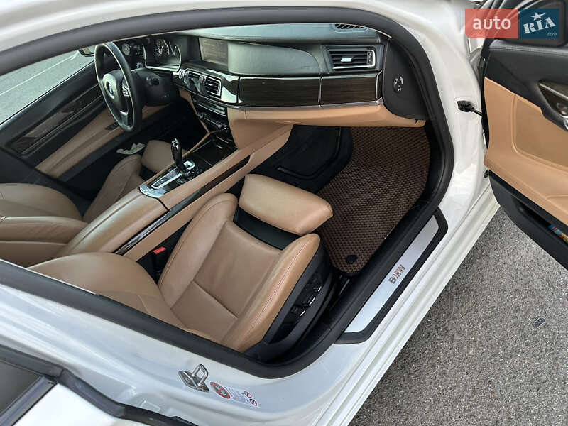 Седан BMW 7 Series 2011 в Львові