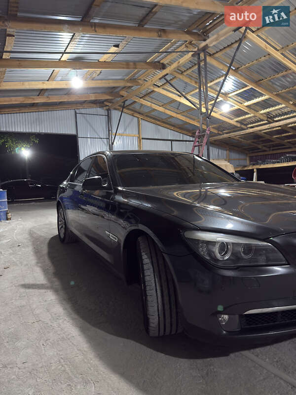 Седан BMW 7 Series 2011 в Братському