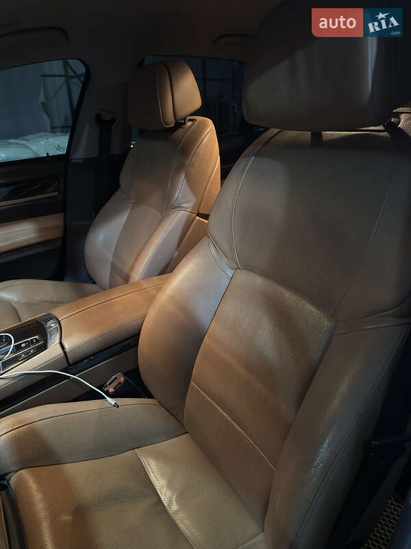 Седан BMW 7 Series 2011 в Братському