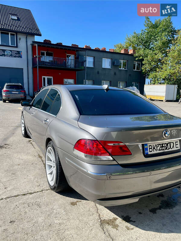 Седан BMW 7 Series 2007 в Вараші