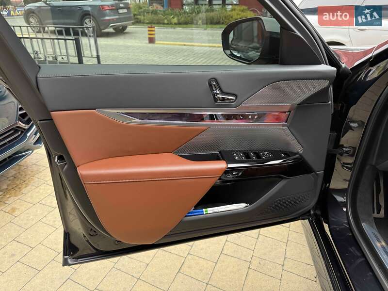 Седан BMW 7 Series 2024 в Львове