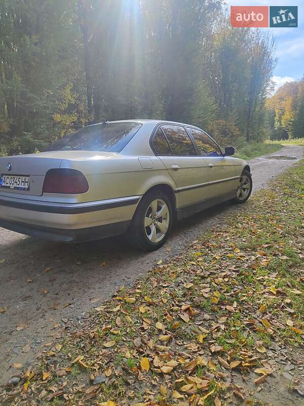 Седан BMW 7 Series 2000 в Иваничах