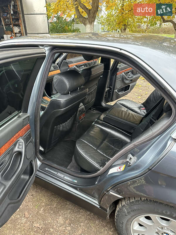 Седан BMW 7 Series 2000 в Черновцах