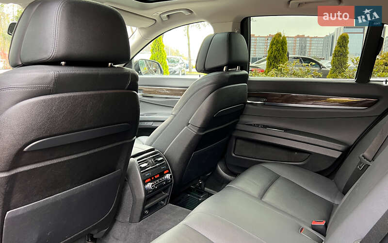 Седан BMW 7 Series 2015 в Львове