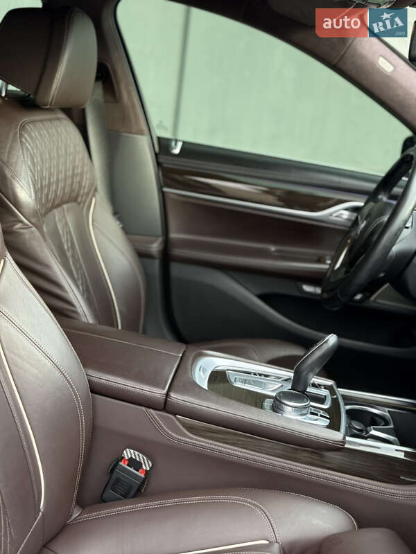 Седан BMW 7 Series 2017 в Львові