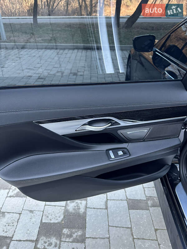 Седан BMW 7 Series 2018 в Новояворовске