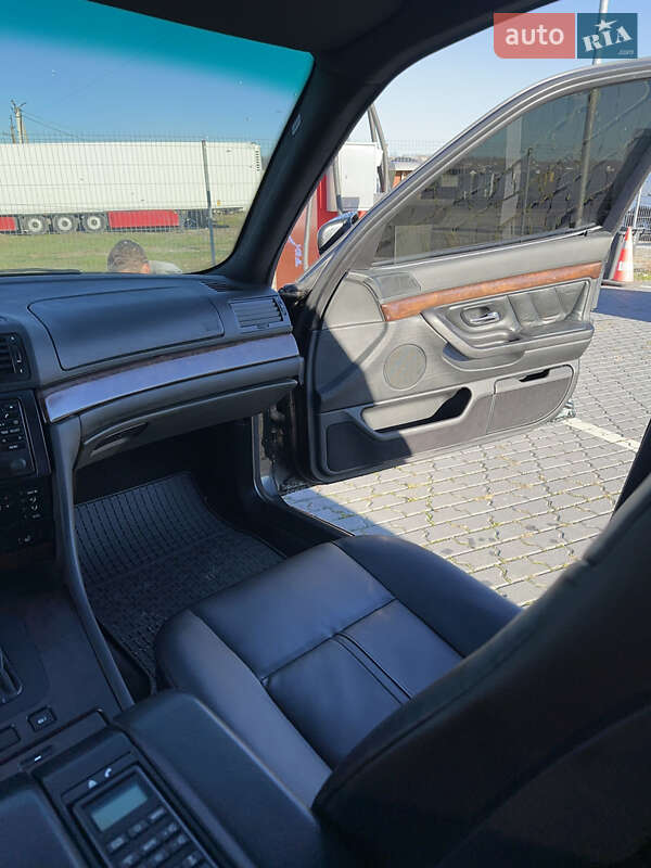 Седан BMW 7 Series 2000 в Черновцах