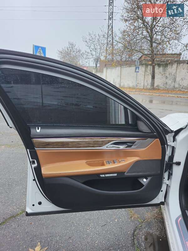 Седан BMW 7 Series 2015 в Миколаєві