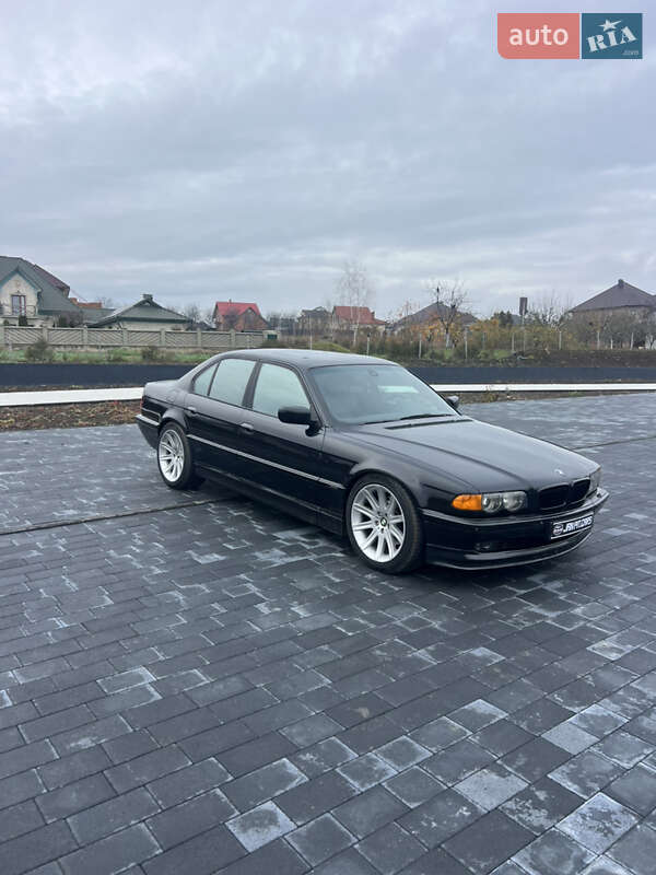 Седан BMW 7 Series 2000 в Новоселице