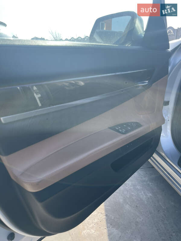 Седан BMW 7 Series 2010 в Дубровице