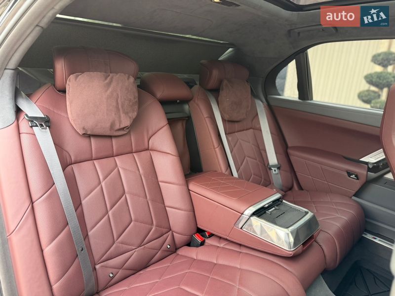 Седан BMW 7 Series 2023 в Львові