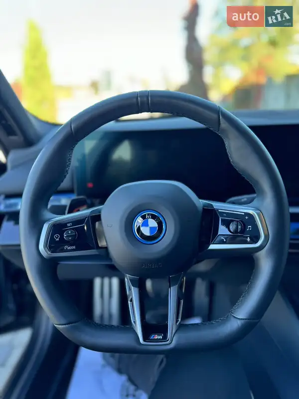 Седан BMW i5 2023 в 