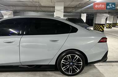 Седан BMW i5 2023 в 
