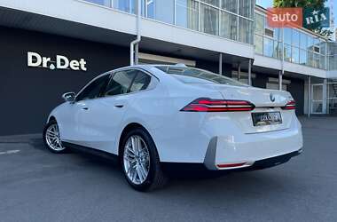 Седан BMW i5 2024 в 