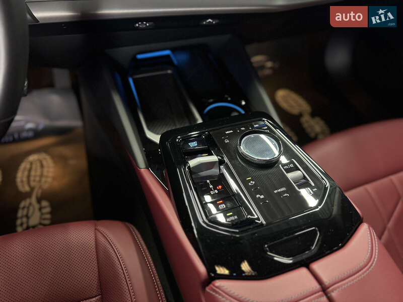 Седан BMW i5 2024 в Мукачево