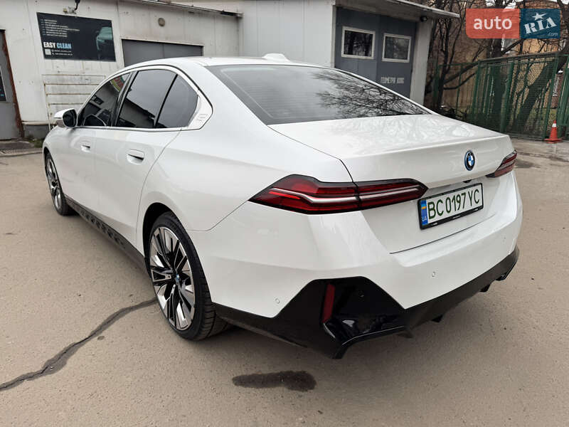 Седан BMW i5 2023 в Львове