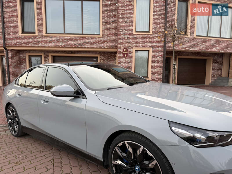 Седан BMW i5 2023 в Черновцах