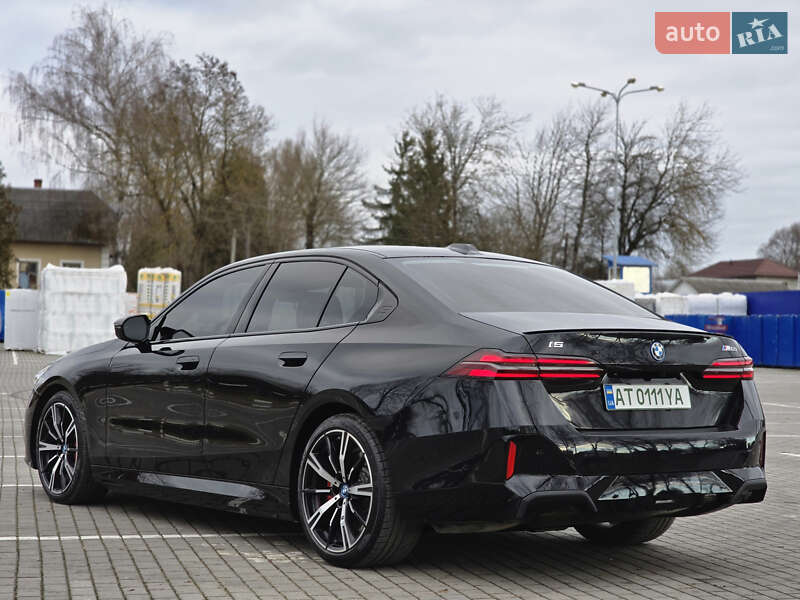 Седан BMW i5 2023 в Коломые