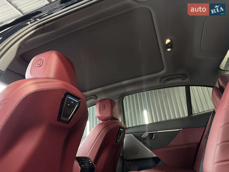 Седан BMW i5 2024 в Мукачево