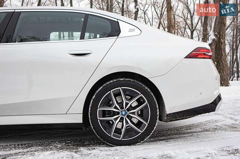 Седан BMW i5 2024 в Киеве