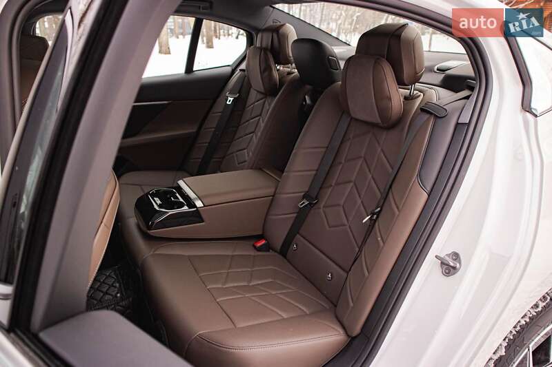 Седан BMW i5 2024 в Киеве