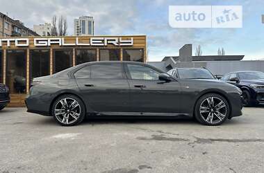 Седан BMW i7 2023 в Киеве