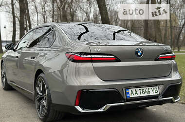 Седан BMW i7 2022 в Киеве
